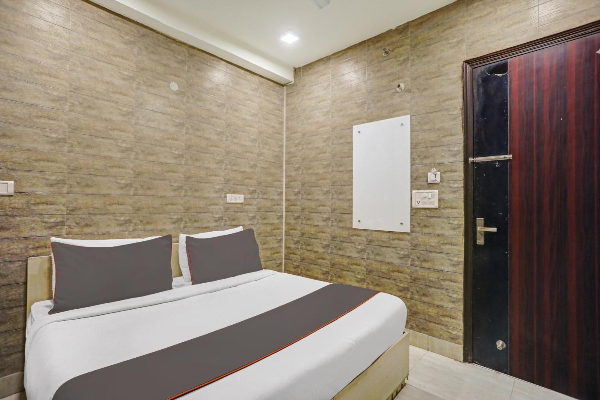 Hotel Collection O Model Town Metro View Neu-Delhi Exterior foto
