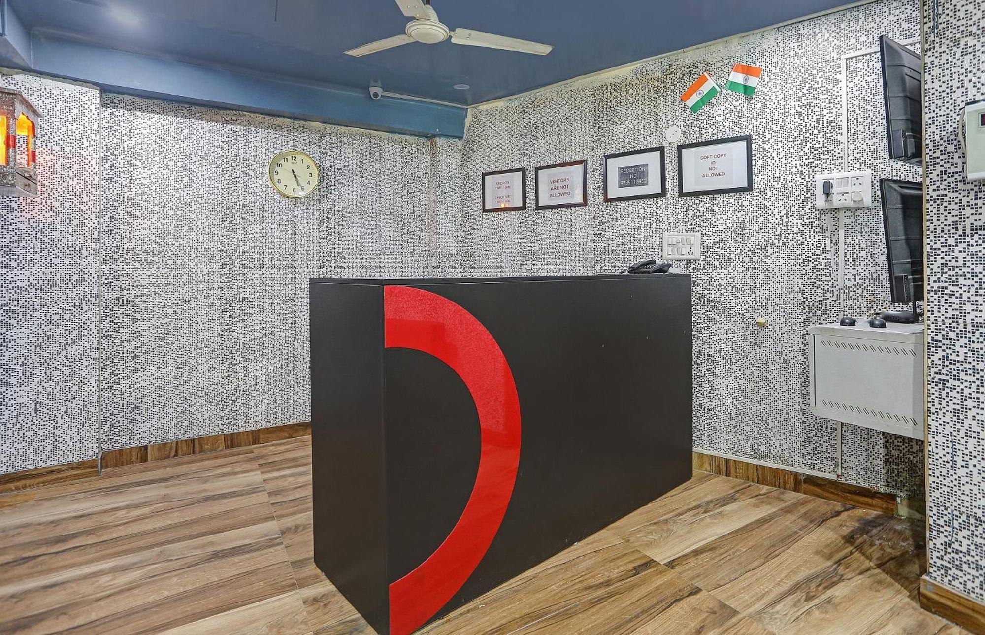 Hotel Collection O Model Town Metro View Neu-Delhi Exterior foto