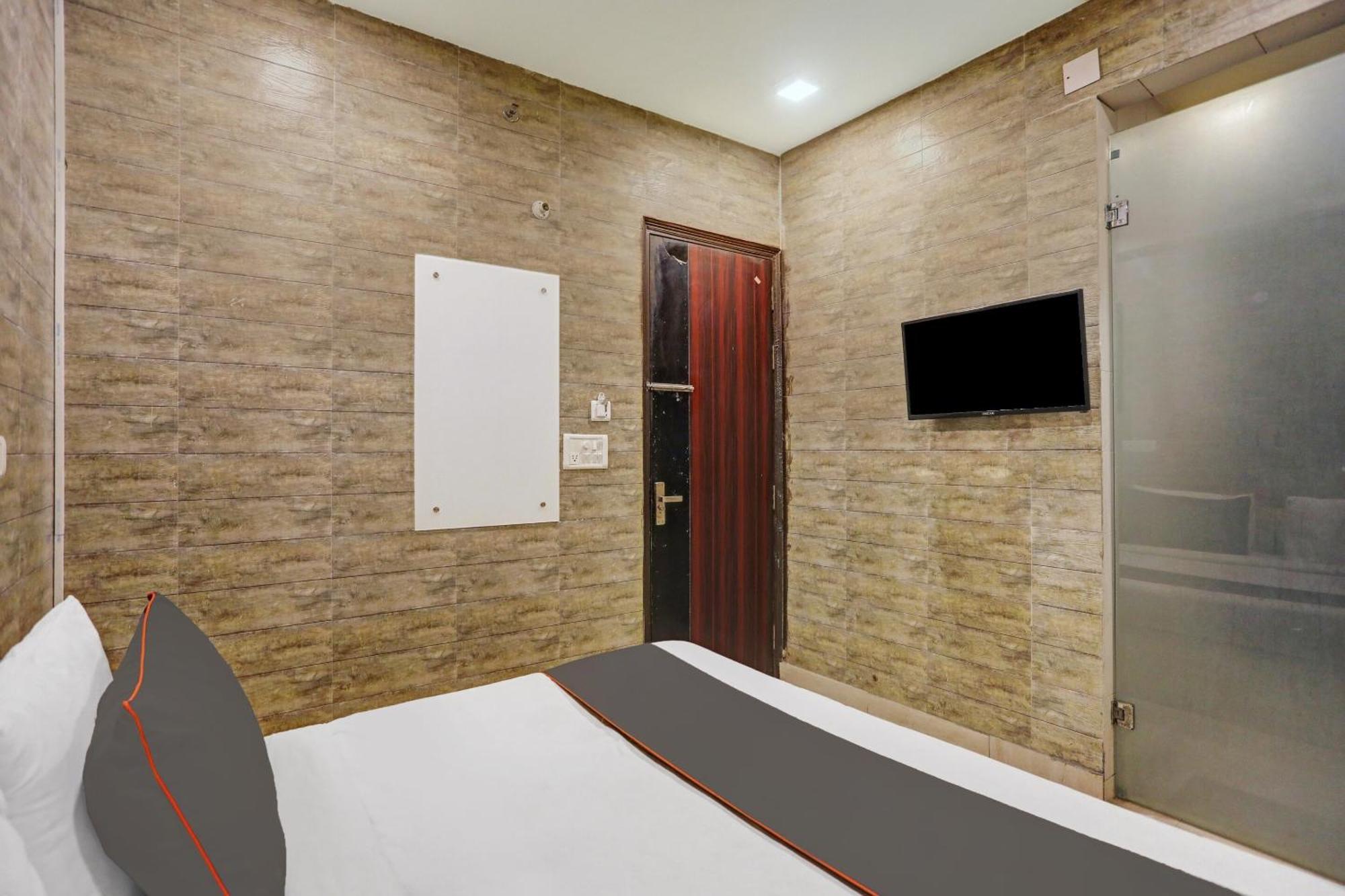 Hotel Collection O Model Town Metro View Neu-Delhi Exterior foto