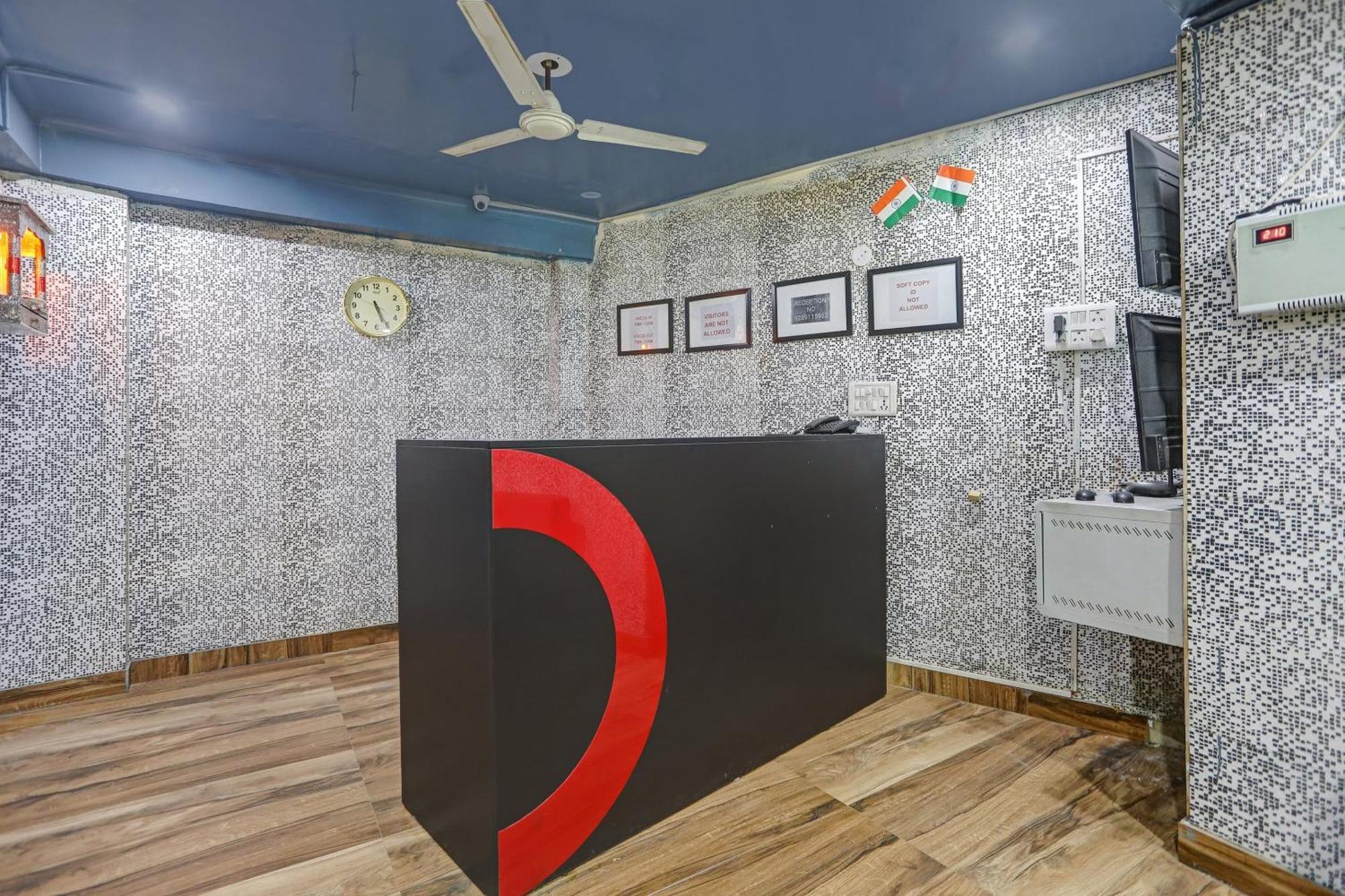 Hotel Collection O Model Town Metro View Neu-Delhi Exterior foto